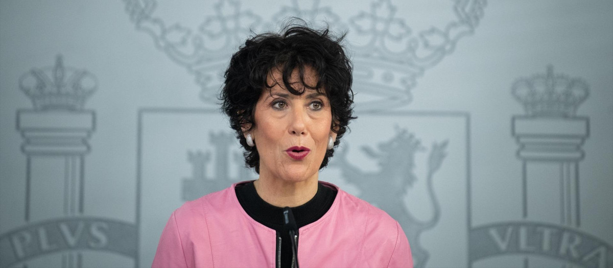 La ministra de Seguridad Social, Elma Saiz, durante una rueda de prensa tras el Consejo de Ministros, a 20 de octubre de 2026, en Madrid (España). El Consejo de Ministros de ha aprobado un Real Decreto-ley, que requiere su convalidación en un mes en la Diputación Permanente del Congreso, con distintas mejoras sociales para colectivos como los viudos y viudas de parejas de hecho, víctimas de violencia de género y padres con menores que sufren enfermedades graves.

Fernando Sánchez / Europa Press
20/10/2026