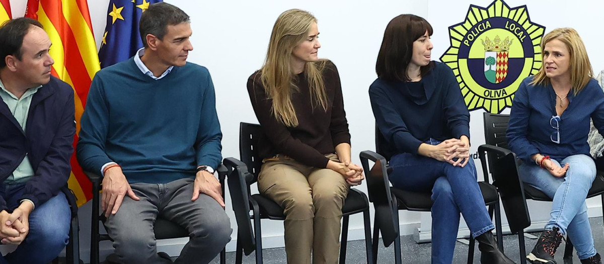 Pedro Sánchez y, a la derecha del todo, Pilar Bernabé