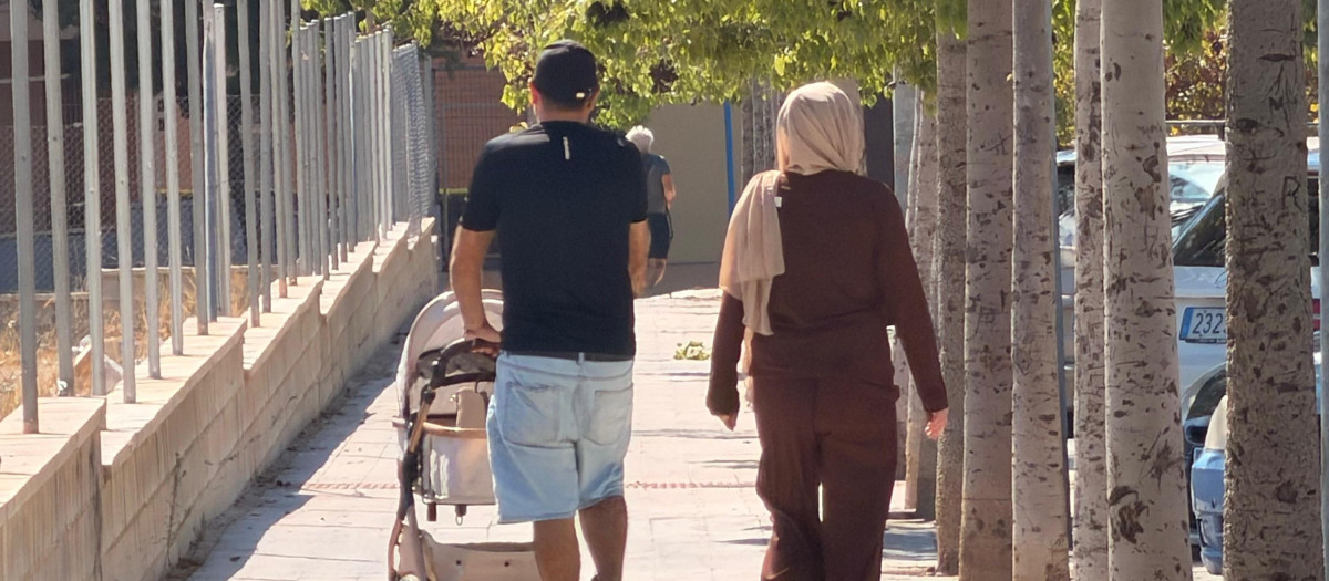 Pareja magrebí paseando en la zona norte de Alicante