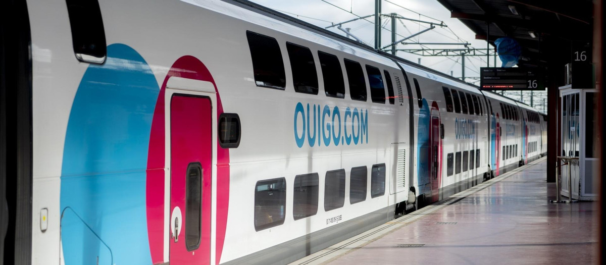 Un tren en el andén durante la inauguración de la línea de Ouigo entre Madrid, Albacete y Alicante.