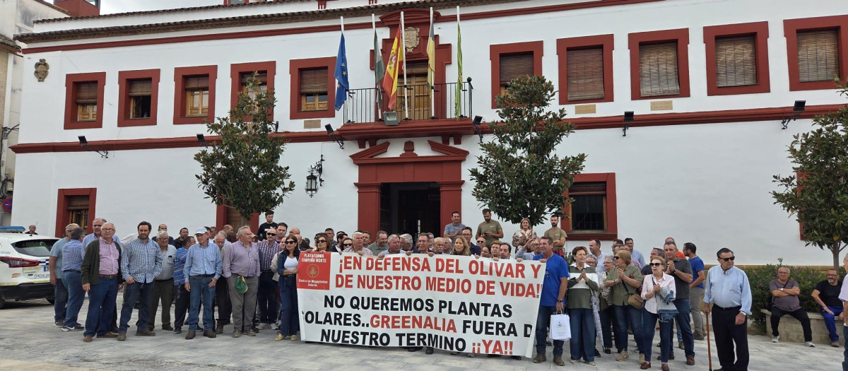 Manifestación a las puertas del ayuntamiento de Lopera (Jaén) contra las plantas solares