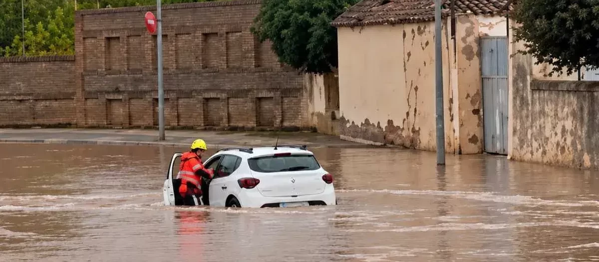 Bombero ayudando a ciudadano a salir de su vehículo en Urda (Toledo)