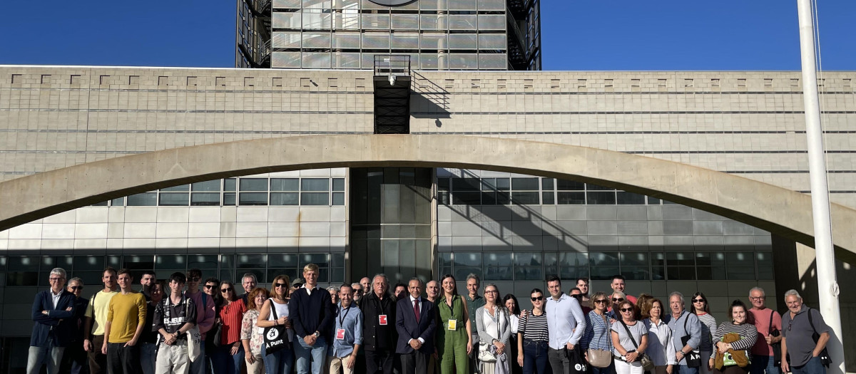 Foto de familia junto al edificio de À Punt