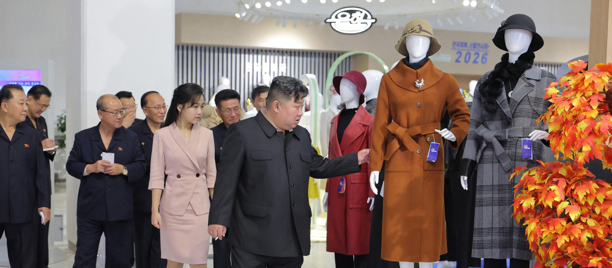 Kim Jong-un, dictador norcoreano, junto a su hija en un visita a una tienda de ropa