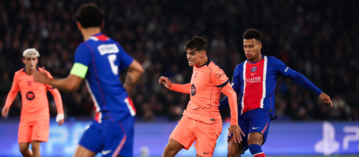 Gerard Martín intenta zafarse de Doué en un momento del PSG - Barça