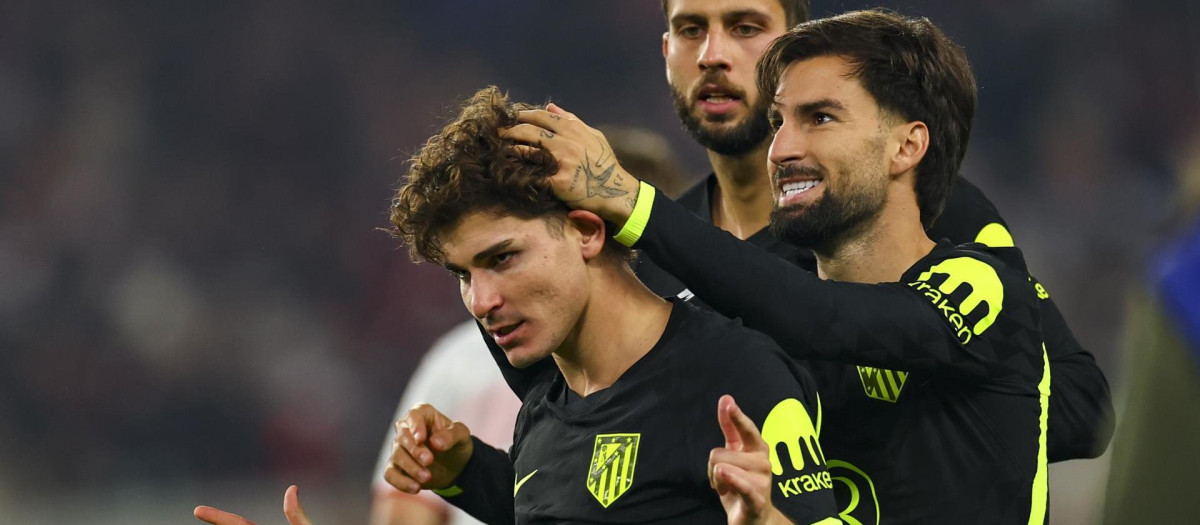 Julián Álvarez celebra el gol del Atlético de Madrid en Stuttgart