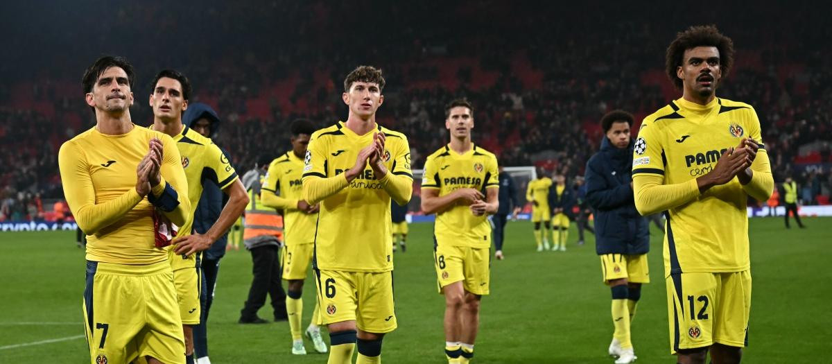 Varios jugadores del Villarreal aplauden a sus aficionados desplazados a Liverpool