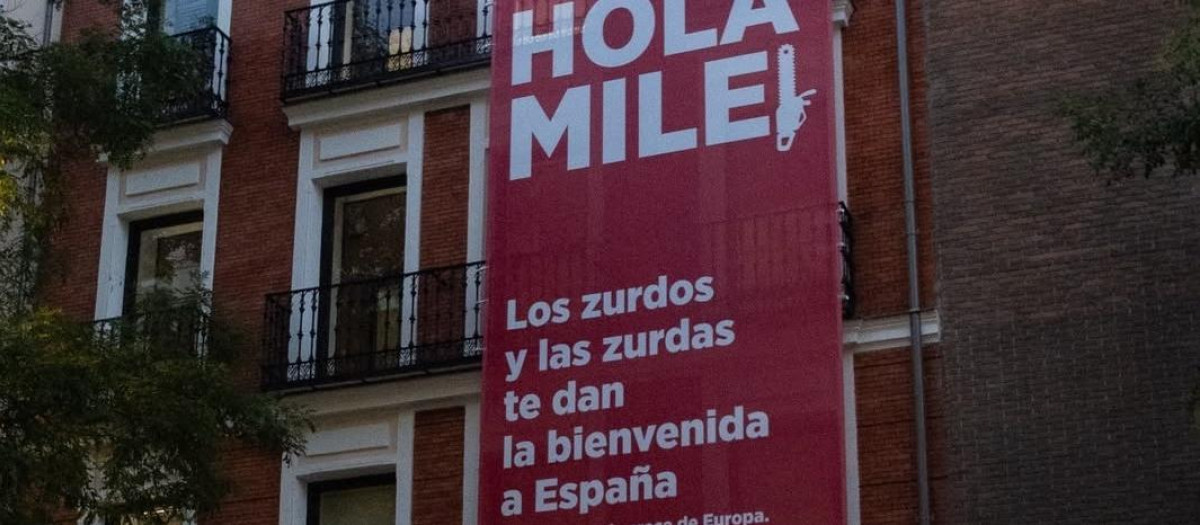 Lona en Ferraz sobre Milei que ha desplegado el PSOE