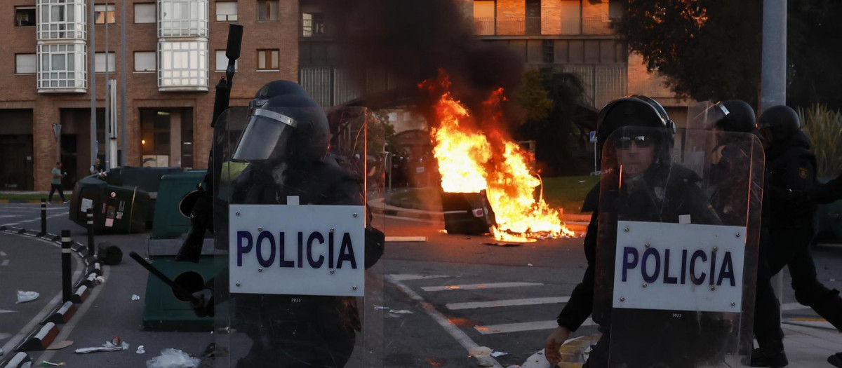En Pamplona se vivieron actos de violencia en protesta por la visita de Vito Quiles