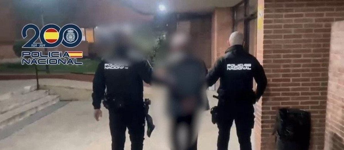 Detenido un hombre por la muerte a puñaladas de una mujer en una urbanización de Carbanchel

REMITIDA / HANDOUT por POLICÍA NACIONAL
Fotografía remitida a medios de comunicación exclusivamente para ilustrar la noticia a la que hace referencia la imagen, y citando la procedencia de la imagen en la firma
21/10/2026