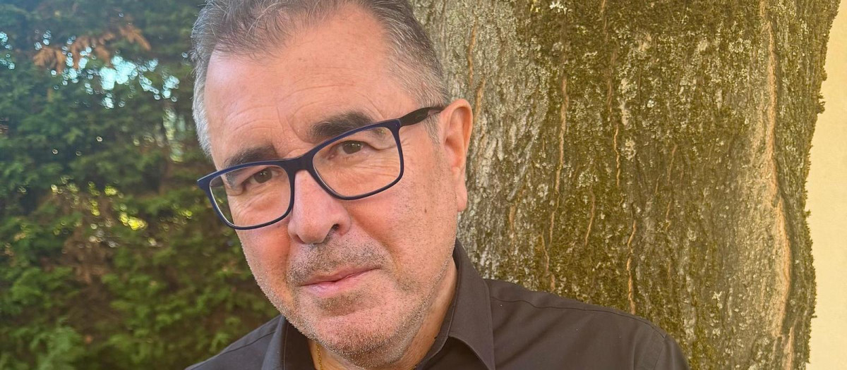 Xosé Carlos Caneiro: «Nadie se atrevió a publicar mi sátira sobre el sanchismo por miedo a los que se autoproclaman 'progresistas'»