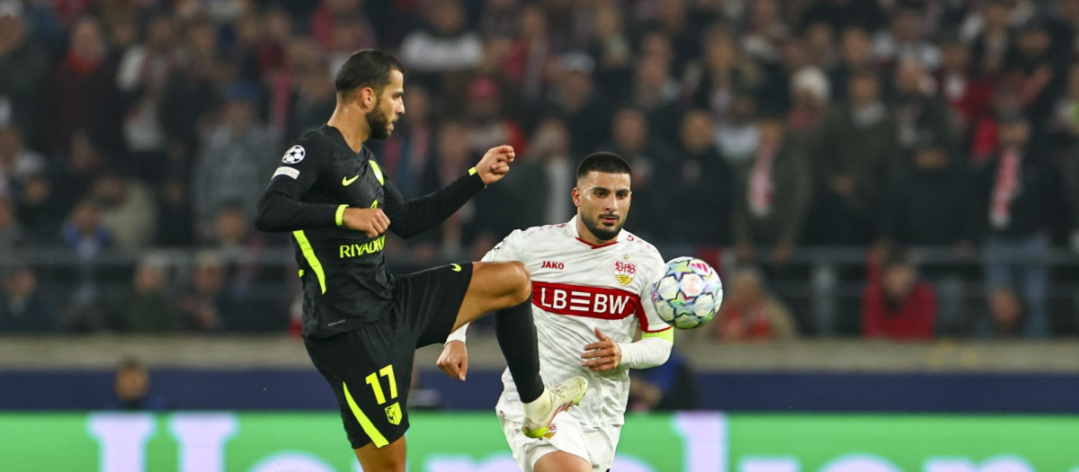 David Hancko disputando el balón con jugador del Stuttgart en un partido de Champions League