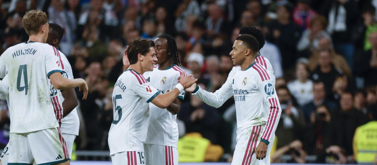 Los jugadores del Real Madrid celebran un gol en el Santiago Bernabéu