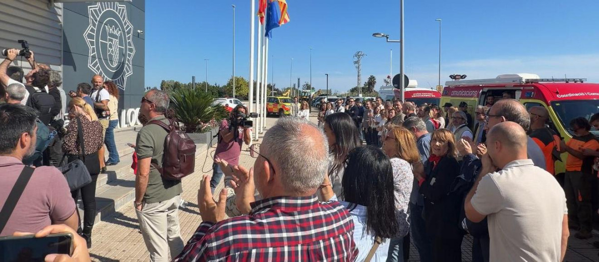 Imagen del grupo de concejales que aplaudieron a Pedro Sánchez en su llegada a Oliva.