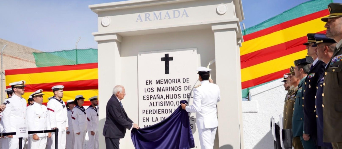 El almirante de la Flota (Alflot) de la Armada Española, José Enrique Delgado Roig, y del presidente de la Ciudad Autónoma de Melilla, Juan José Imbroda, descubren una placa en el cementerio de la Purísima Concepción
