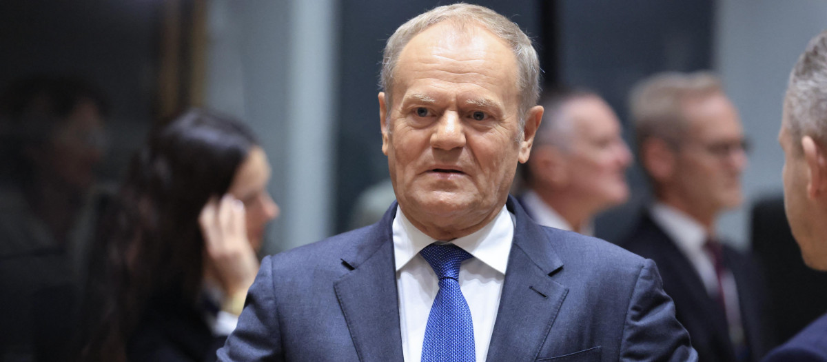El primer ministro polaco, Donald Tusk, llega antes de una mesa redonda en el marco de una cumbre de la Unión Europea en la sede de la UE en Bruselas