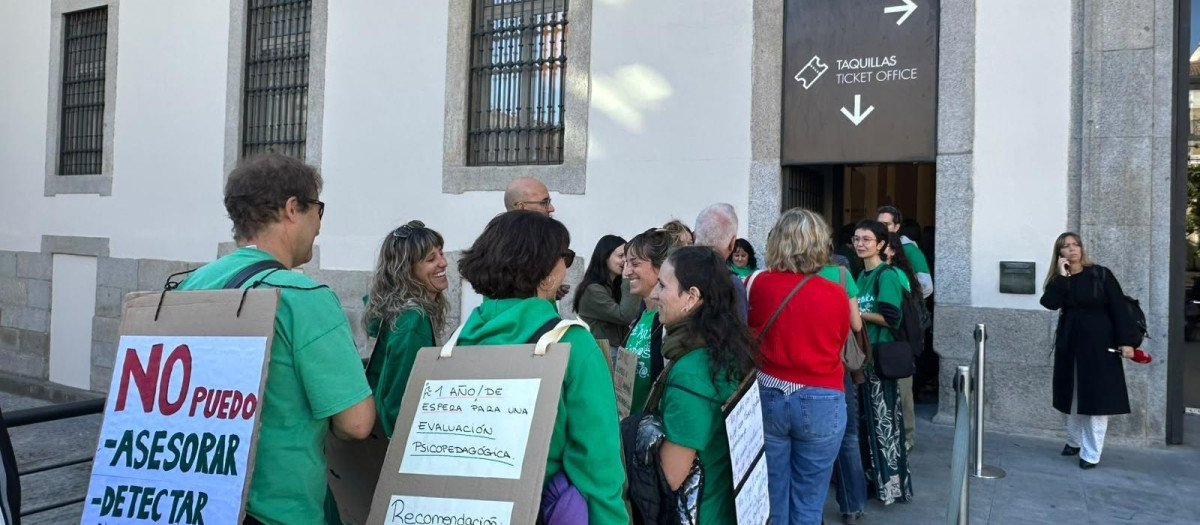 Profesores de la educación pública hacen cola en el Museo Reina Sofía