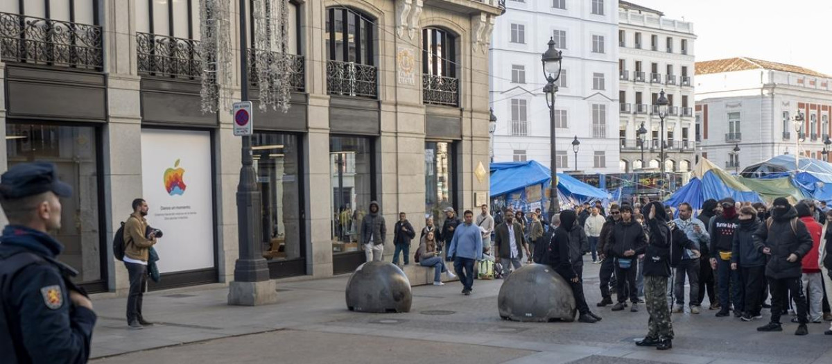 Acampada por la vivienda junto a la tienda de Apple en la Puerta del Sol