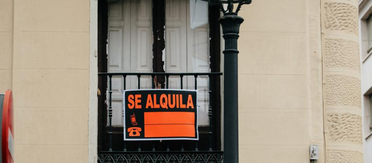 Anuncio de alquiler en la ventana de una vivienda