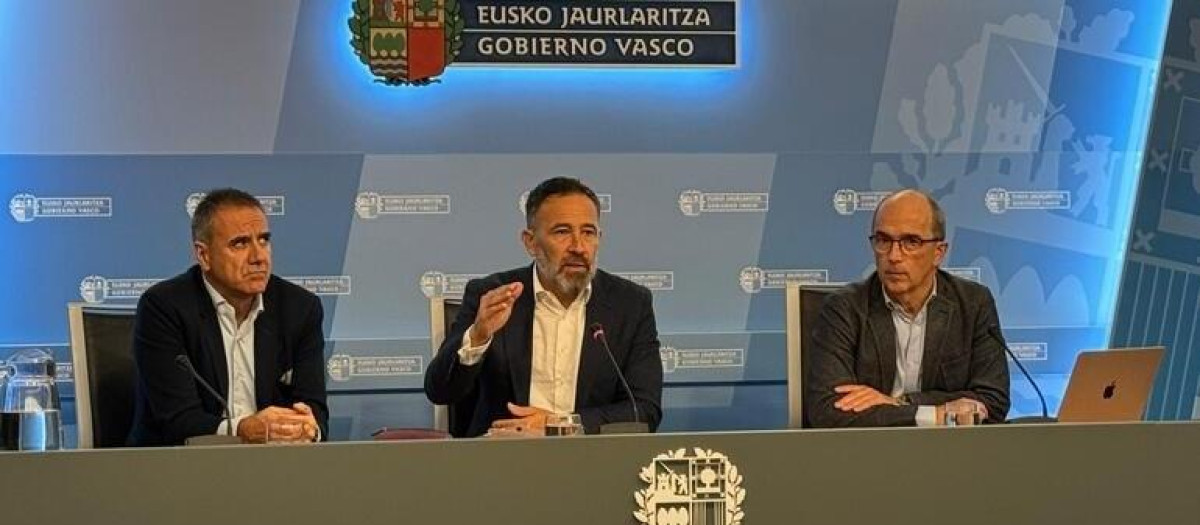 El consejero de Vivienda, Denis Itxaso, en rueda de prensa.