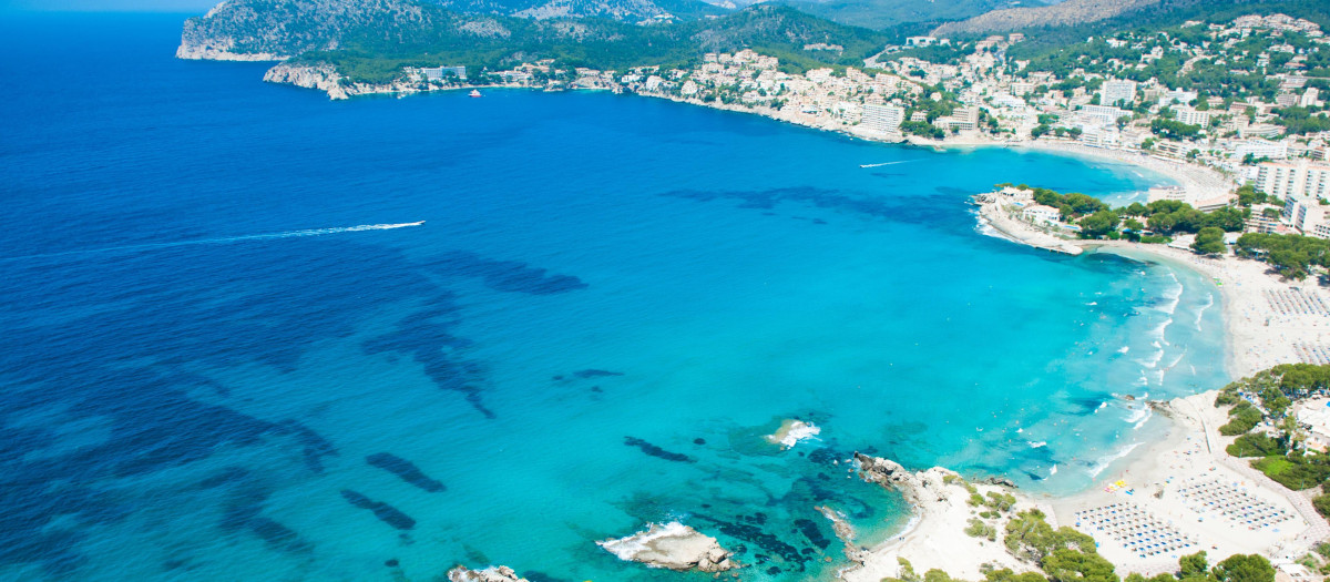 Panorámica de las playas de Peguera en Calvià