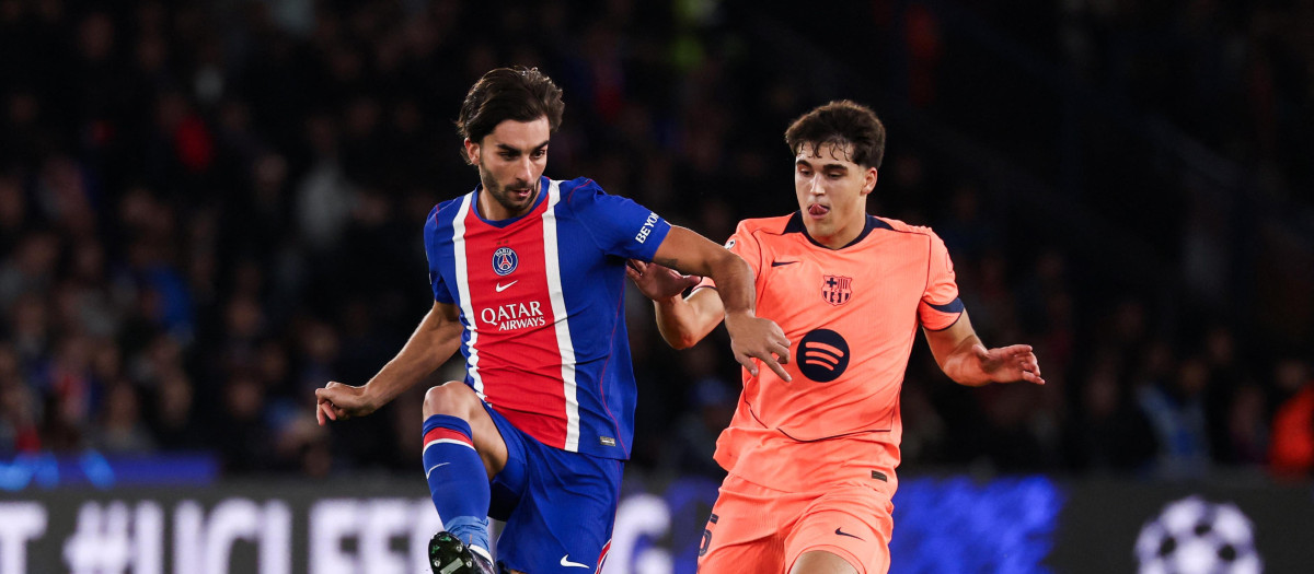Ferran Torres pelea por un balón con su excompañero Pau Cubarsí en el PSG - Barça