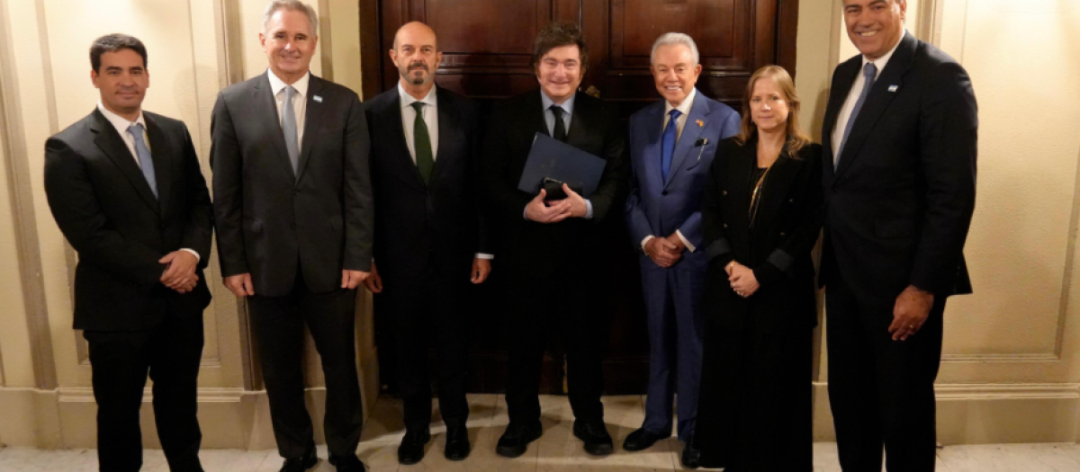 El Presidente Javier Milei mantuvo un encuentro con Pedro Rollán, Presidente del Senado de España; Benjamin León, Embajador de los Estados Unidos; y Dana Erlich, Embajadora de Israel.
