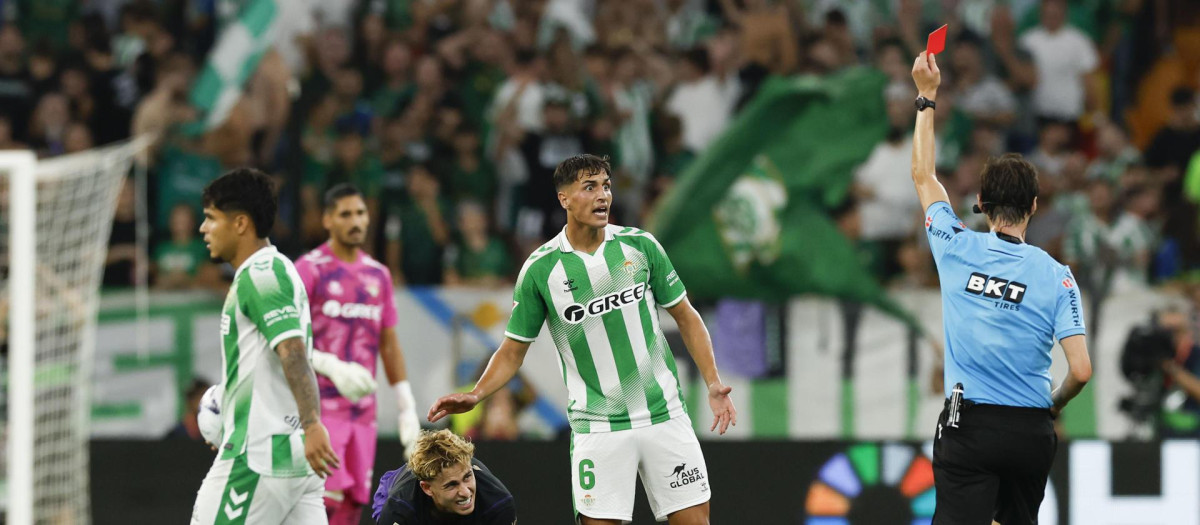 Tarjeta roja para Facundo Bernal, del Betis, durante el partido ante el FC Barcelona