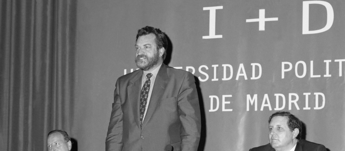 El rector de la Universidad Politécnica de Madrid, Saturnino de la Plaza Pérez (c), acompañado del alcalde de Madrid, José María Álvarez del Manzano (i) y del consejero de Educación y Cultura de la CAM, Gustavo Villapalos (d)