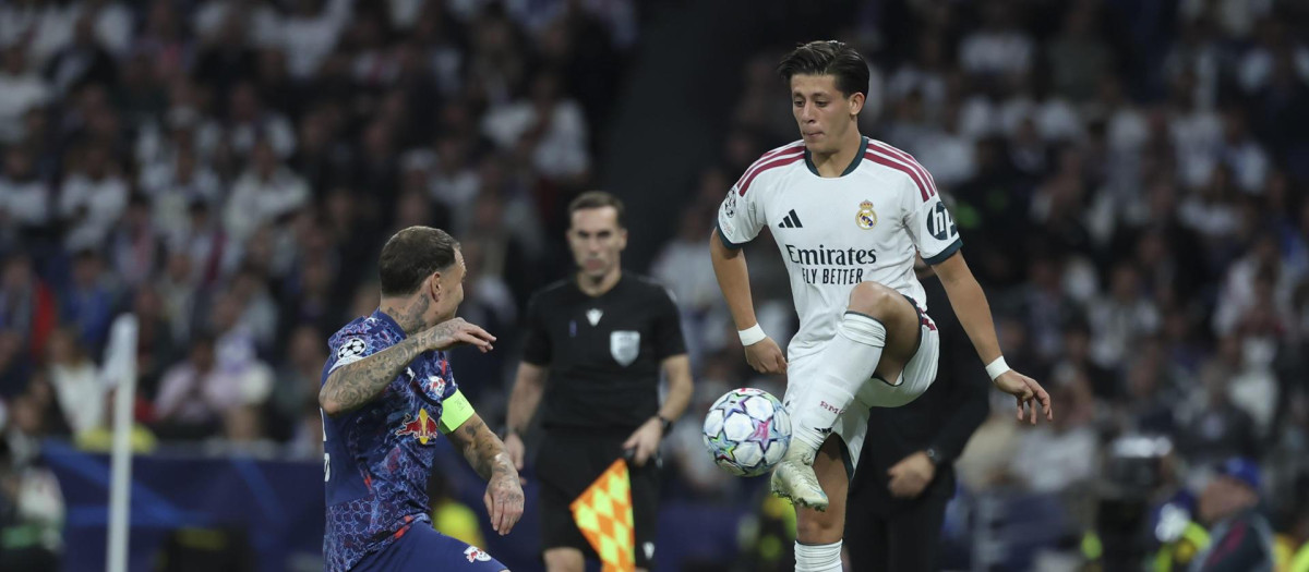 Arda Güler intenta controlar un balón delante de David Raum