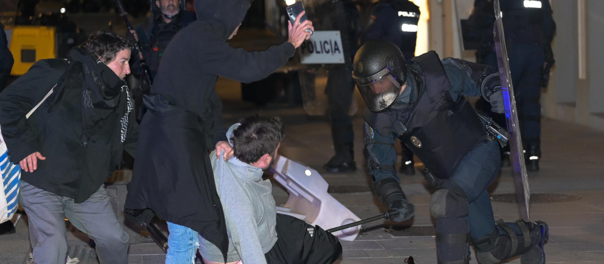 Agentes policiales reduciendo a uno de los radicales de izquierdas en La Coruña
M. Dylan / Europa Press
21/10/2026