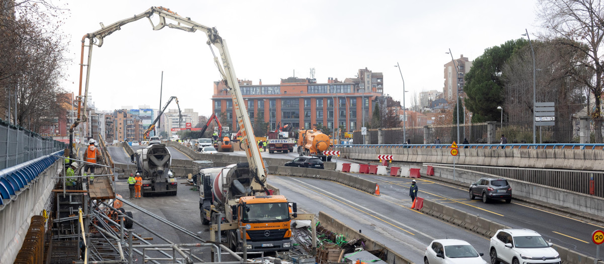 Maquinaria y operarios trabajan en la obra de soterramiento de la A5
