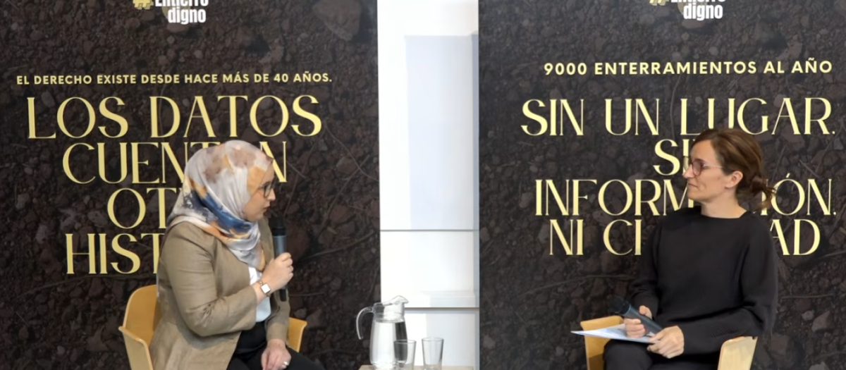 Maysoun Douas, presidenta de Entierro Digno, y Mónica García
