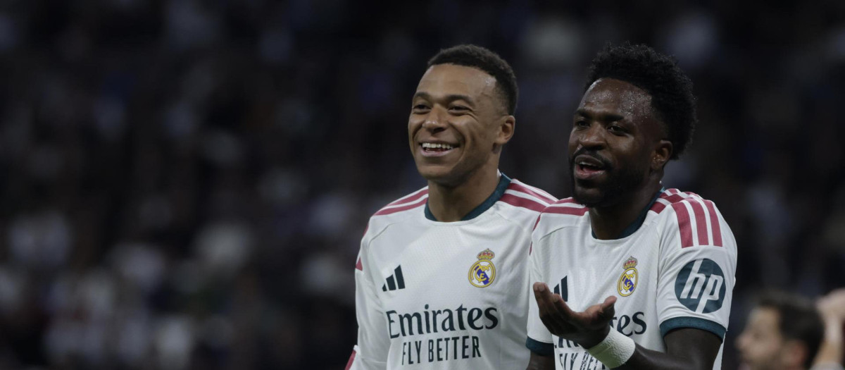 Kylian Mbappé (i) y Vinicius Junior, celebran el segundo gol del Real Madrid ante el Leipzig