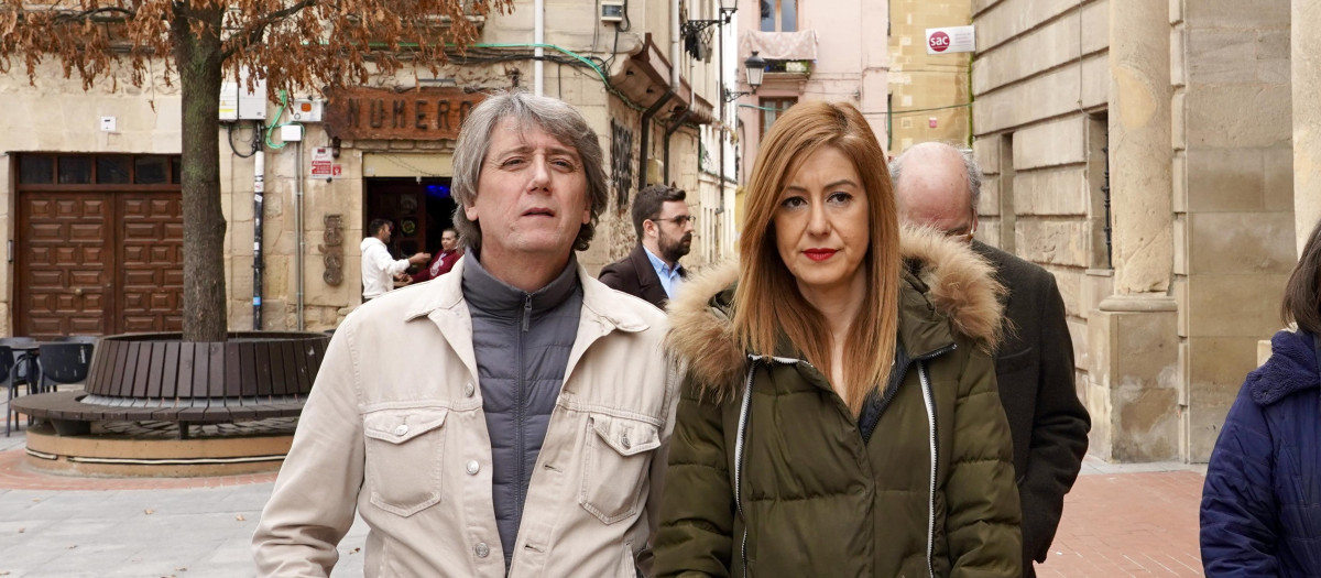 El candidato del PSOECyL a la Presidencia de la Junta de Castilla y León, Carlos Martínez, junto a la alcaldesa de Miranda de Ebro Aitana Hernando