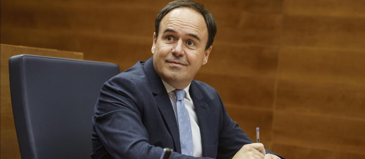 Imagen de archivo del presidente de la Generalitat Valenciana, Juanfran Pérez Llorca, en las Cortes autonómicas