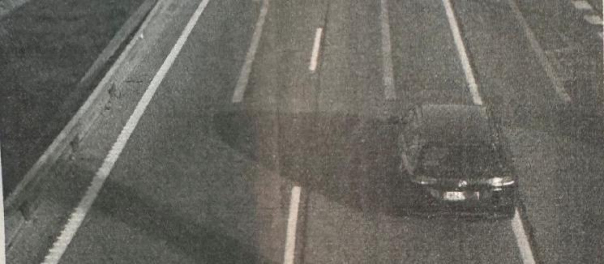 Laimagen debe recoger el momento en el que el coche pisa la línea continua
