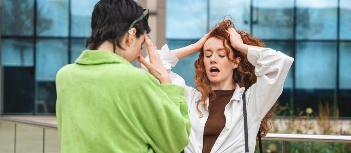 Dos mujeres discuten en la calle