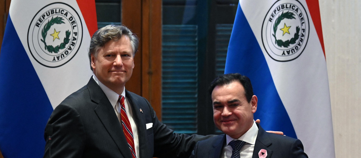 El subsecretario de Estado de Estados Unidos, Christopher Landau (izquierda), y el ministro de Relaciones Exteriores de Paraguay, Rubén Ramírez Lezcano, posan para una fotografía durante una conferencia de prensa conjunta en Asunción
