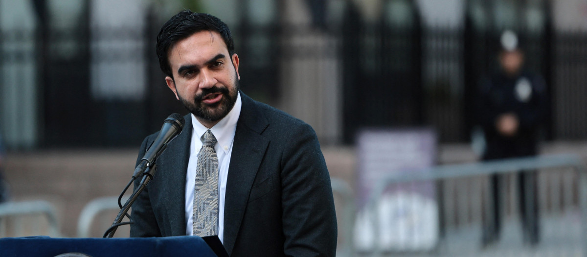 El alcalde Zohran Mamdani habla durante una ceremonia en el Muro Conmemorativo del NYPD