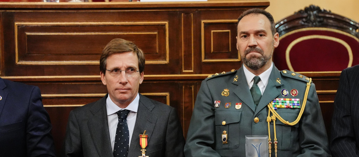 Almeida recibe la medalla de honor Cruz de la Dignidad en el marco del acto de entrega del XIV Premio Verdad, Memoria, Dignidad y Justicia y la imposición de las Cruces de la Dignidad de la Asociación de Víctimas del Terrorismo (AVT).