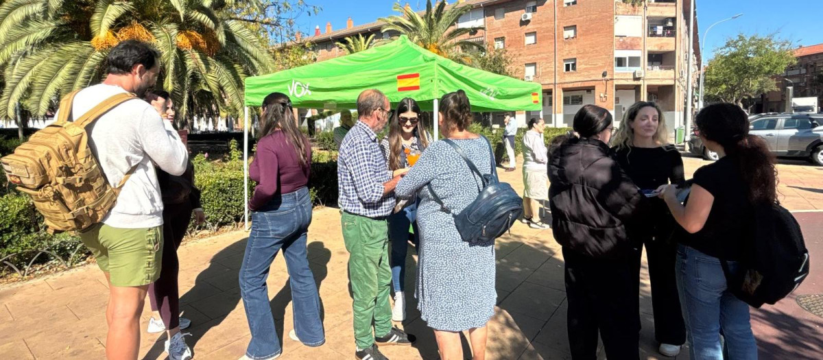 La mesa informativa de Vox en el barrio de Las Moreras de Córdoba
