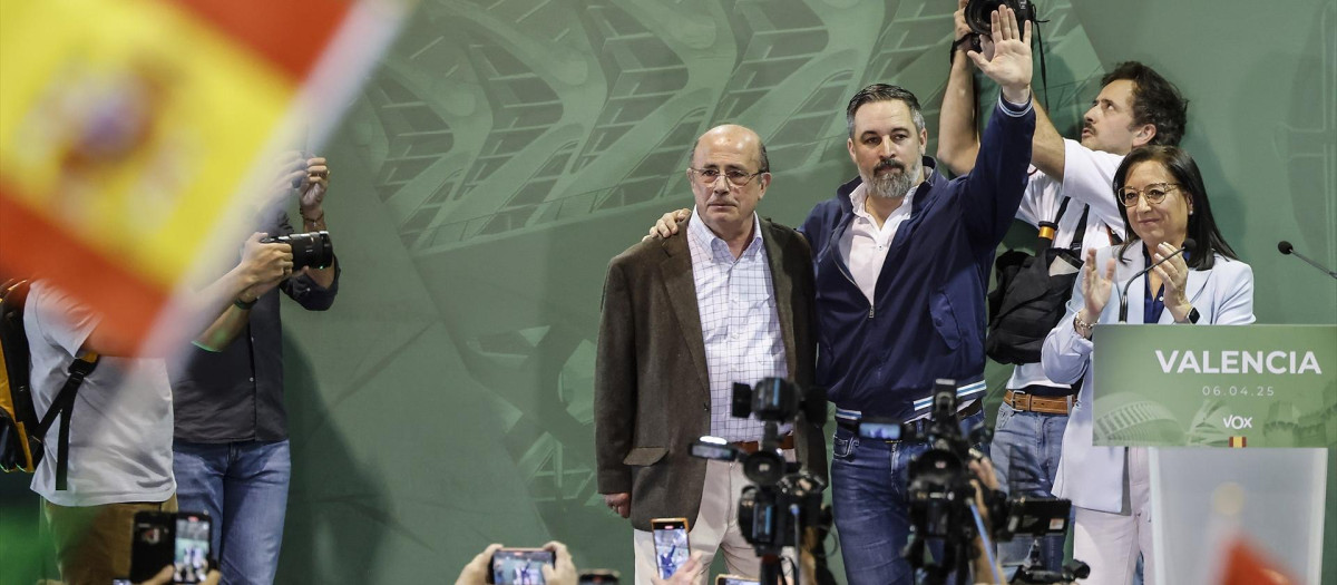 Imagen de archivo de Santiago Abascal e Ignacio Gil Lázaro en un acto de Vox en Valencia