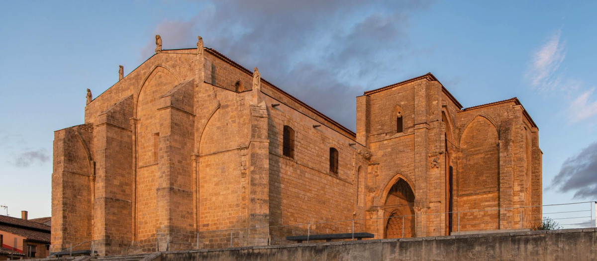 Monumental iglesia de Santa María la Blanca en el pueblo palentino de Villalcázar de Sirga