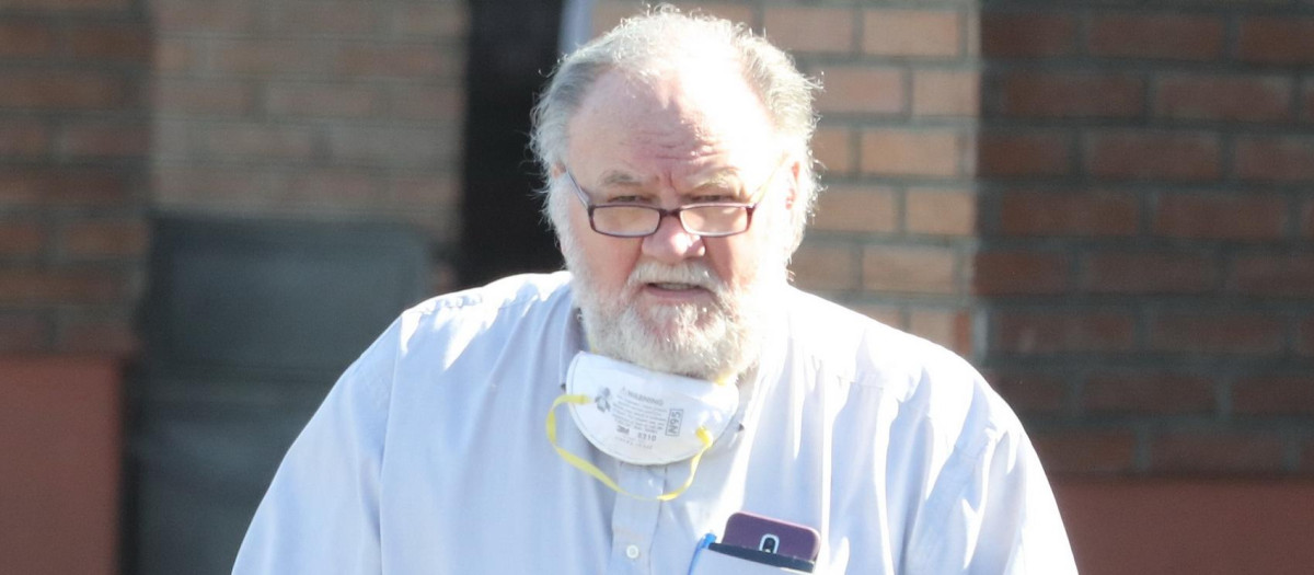 Thomas Markle in Rosarito, Mexico 
en la foto : carrito de la compra