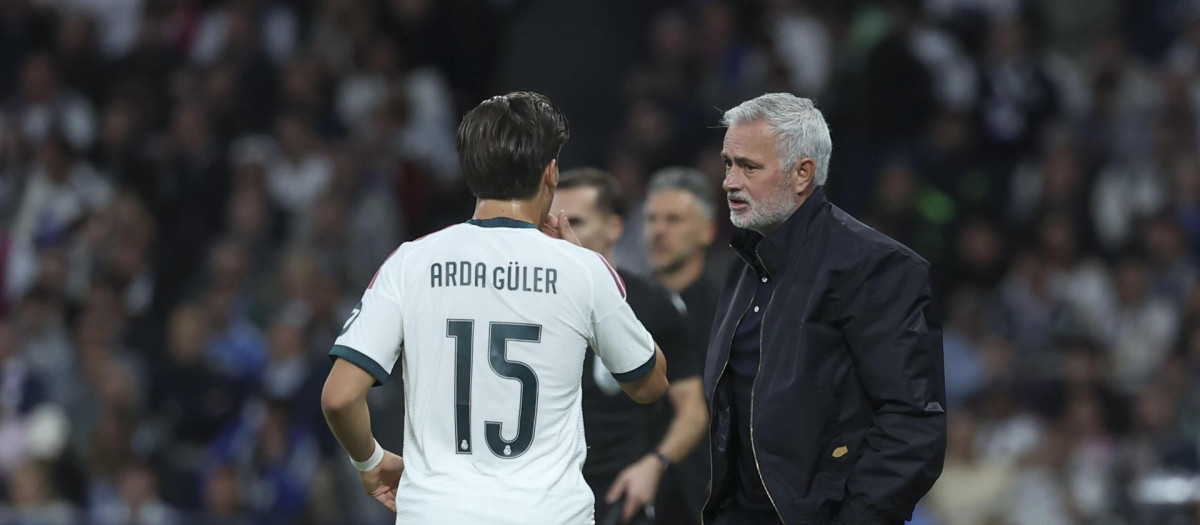 José Mourinho charla con Arda Güler en un momento del Real Madrid - Leipzig
