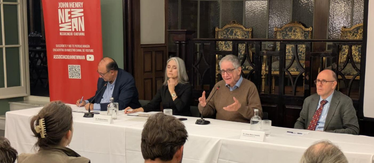 Rocco Buttiglione, Montserrat Nabrera, Josep Maria Castellà y el moderador, diego Giordani, en el acto "Política: ¿por qué y para quién?