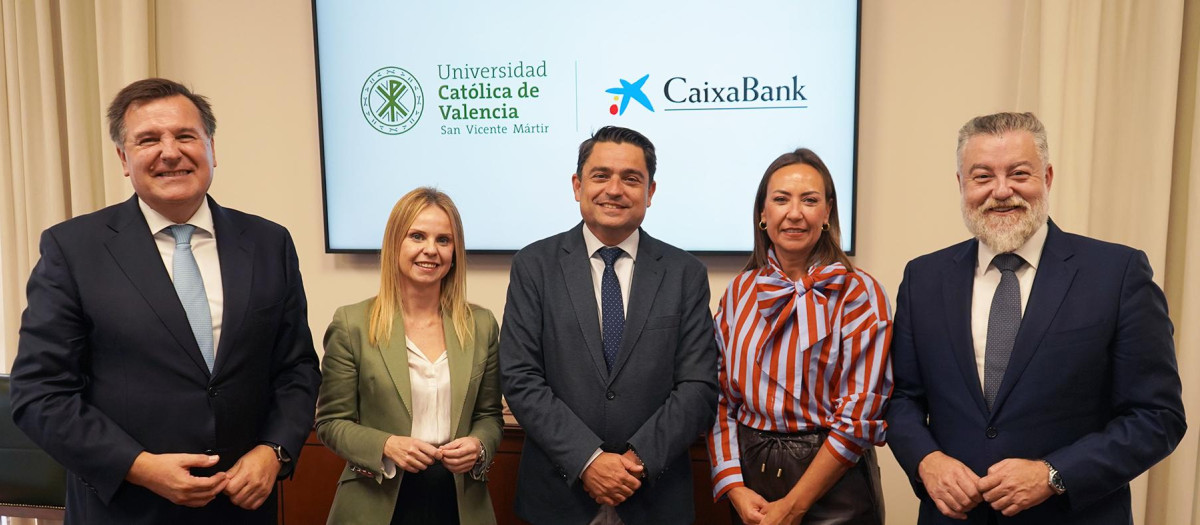 Imagen de la renovación del acuerdo entre la UCV y Caixabank