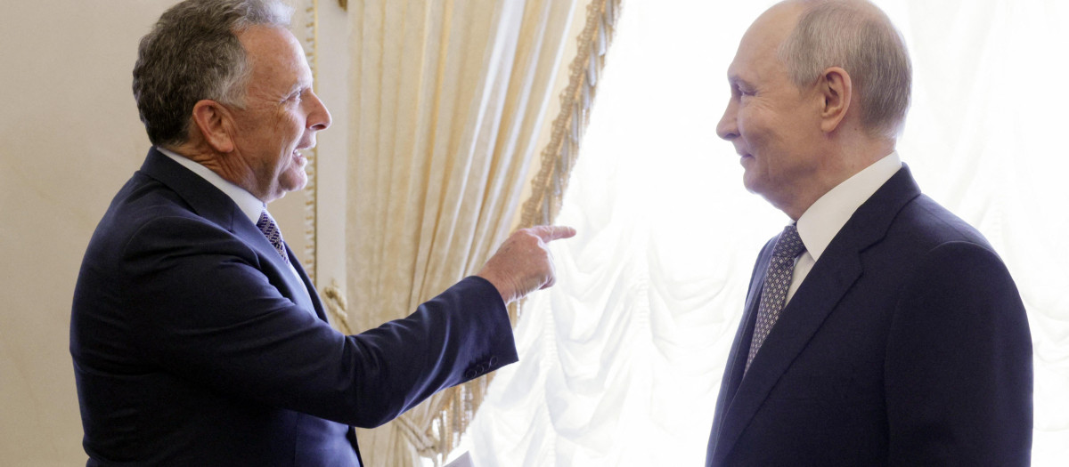Steve Witkoff, enviado de Donald Trump, junto a Vladimir Putin en Moscú