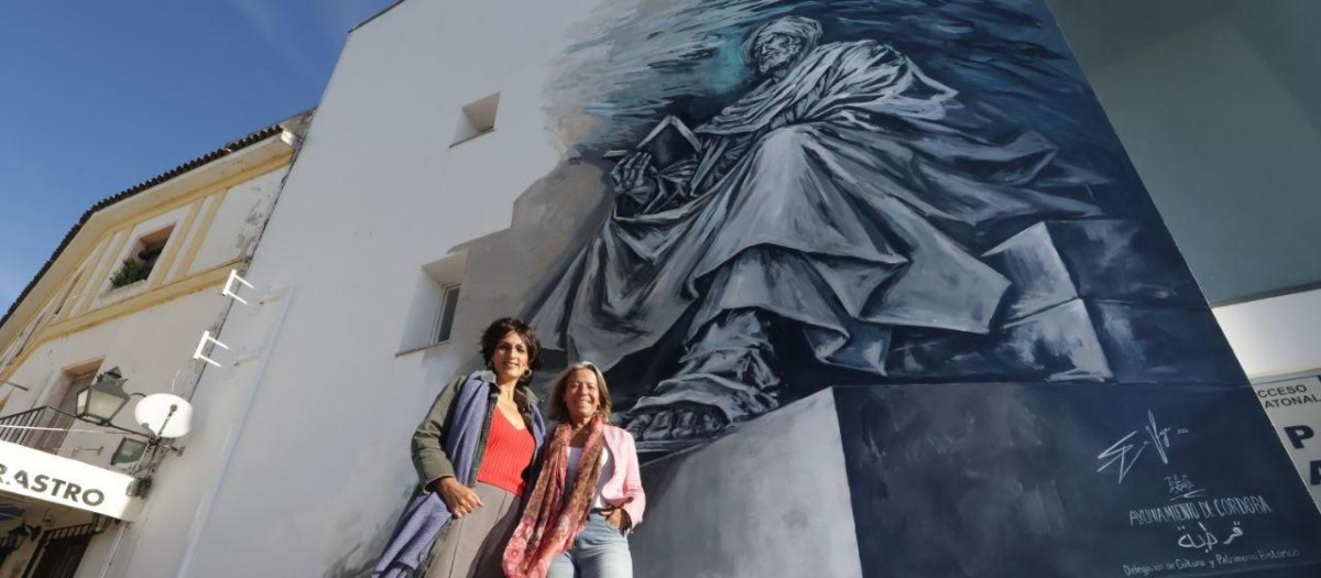 Eva Vega e Isabel Albás, ante el mural de Averroes